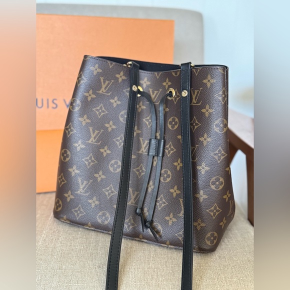 Louis Vuitton | NéoNoé MM Bucket Bag in Monogram - Picture 7 of 16